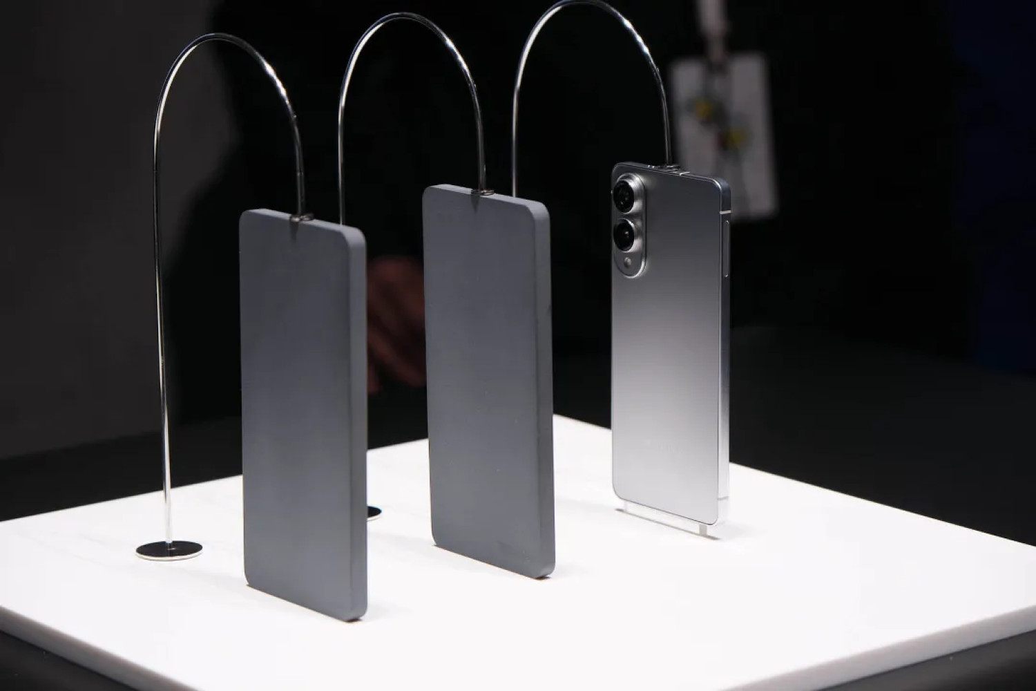 Oficiali Galaxy S25 Edge nuotrauka atskleista: įspūdingas plonumas ir galinga dviguba kamera