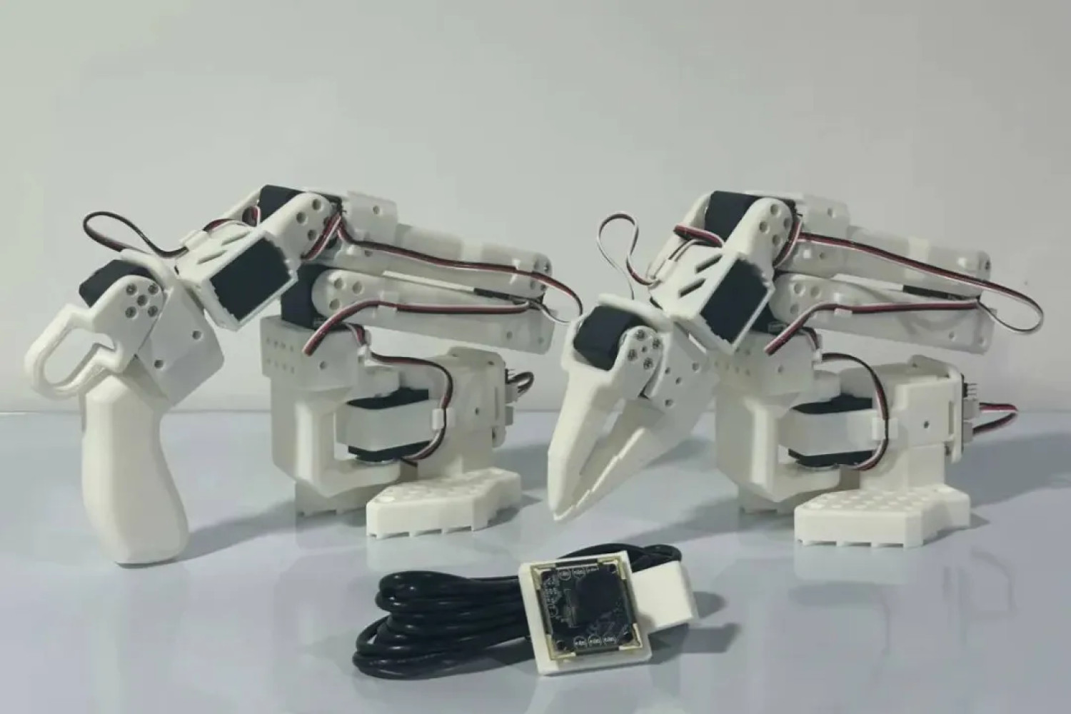Hugging Face pristatė naują programuojamą roboto ranką už itin žemą kainą