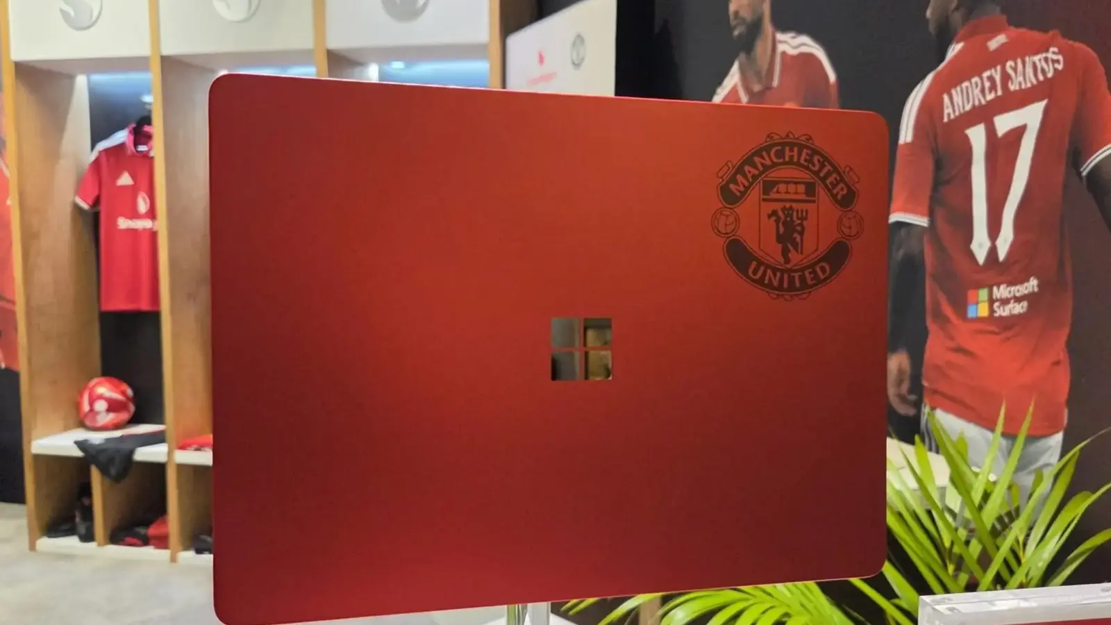 Microsoft pristatė „Manchester United“ Surface Laptop
