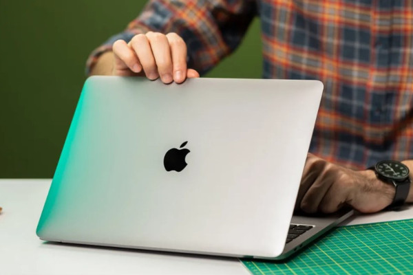 Apple ruošiasi pristatyti naujos kartos MacBook Pro su M5 lustais iki metų pabaigos