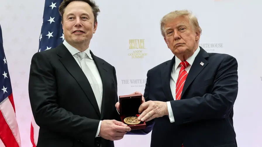 Trumpas apdovanojo technologijų lyderius medaliais