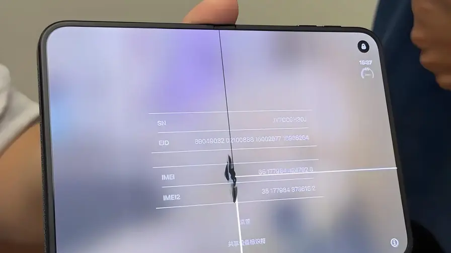 Pranešimai apie lūžtančius „iPhone Duo“ vidinius ekranus