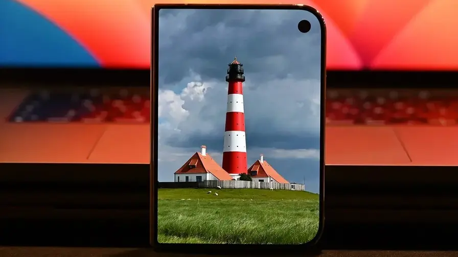 „iPhone Duo“ ekranai trūkinėja ties vyriu: ką daryti