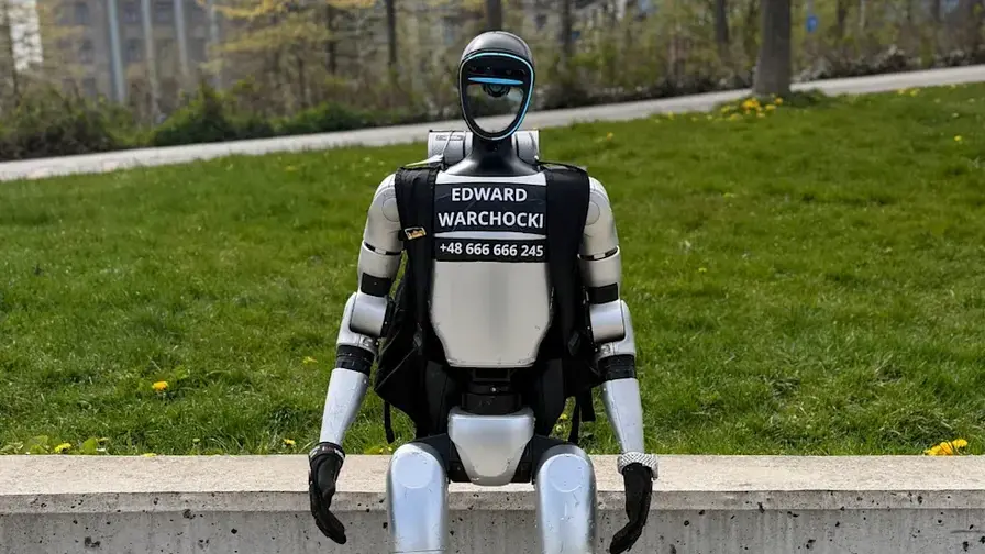 Vilniaus gatvėse pastebėtas robotas Edward Warchocki